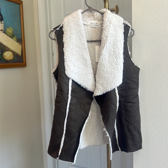 WEAR A HUG Long Sherpa lined open Lapel Cozy VEST Medium New - Picture 5 of 7